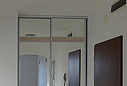 Zabudowa wnęki: drzwi suwane z lustrem
