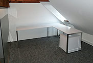 biurko narożne z wykonanymi na zamówienie chromowanymi nogami