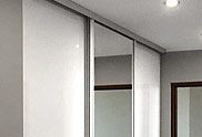 Nowoczesna szafa wnękowa z drzwiami lakierowanymi